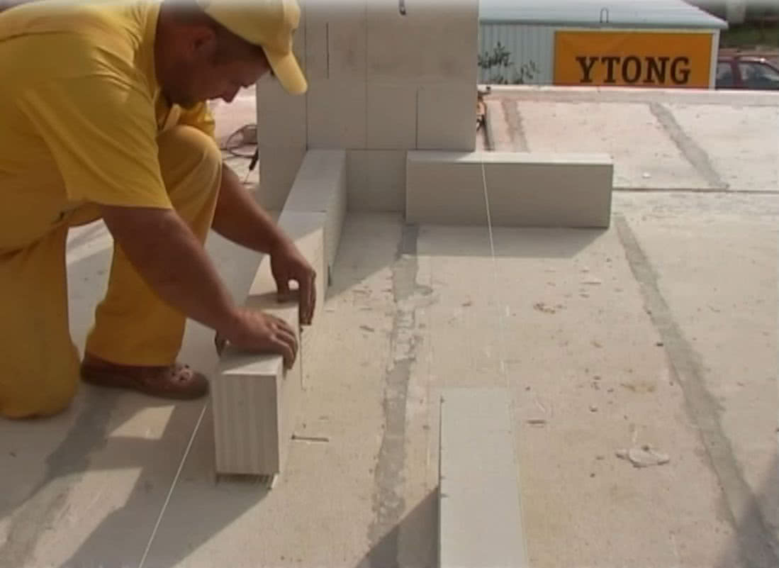 Wznoszenie ścian działowych z drobnowymiarowych elementów z betonu komórkowego w systemie Ytong. fot. Xella Polska Wznoszenie ścian działowych z drobnowymiarowych elementów z betonu komórkowego w systemie Ytong. fot. Xella Polska