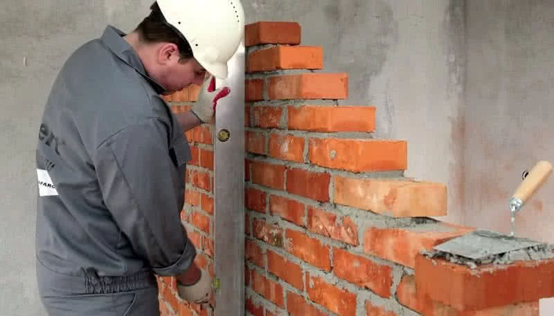 Murowanie ściany działowej z cegły pełnej na tradycyjną zaprawę. fot. Lafarge Murowanie ściany działowej z cegły pełnej na tradycyjną zaprawę. fot. Lafarge